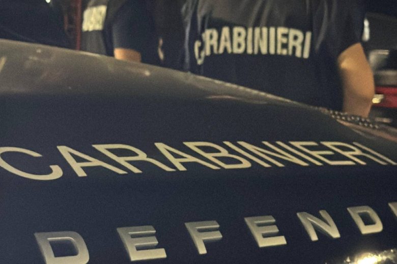 Tenta di dar fuoco alla compagna, un amico lo ferma in tempo. Arrestato