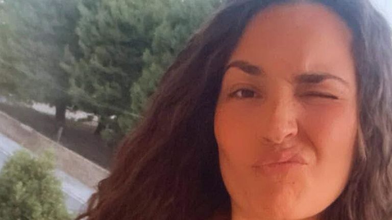 Uccisa a coltellate dal marito, ennesimo femminicidio in Italia: addio a giovane 33enne