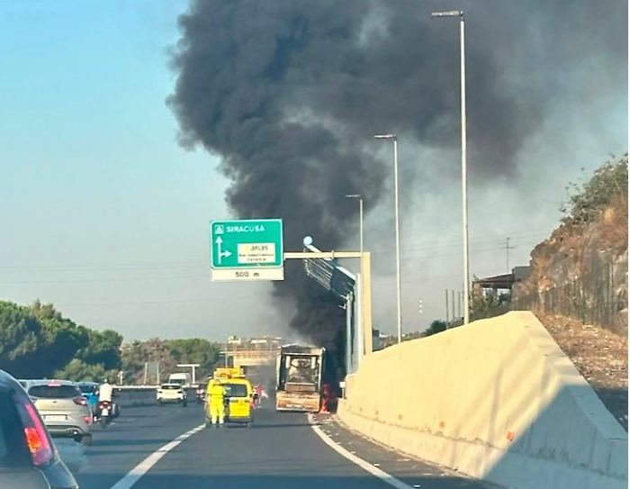 In fiamme autocompattatore sulla Tangenziale di Catania: momenti di paura