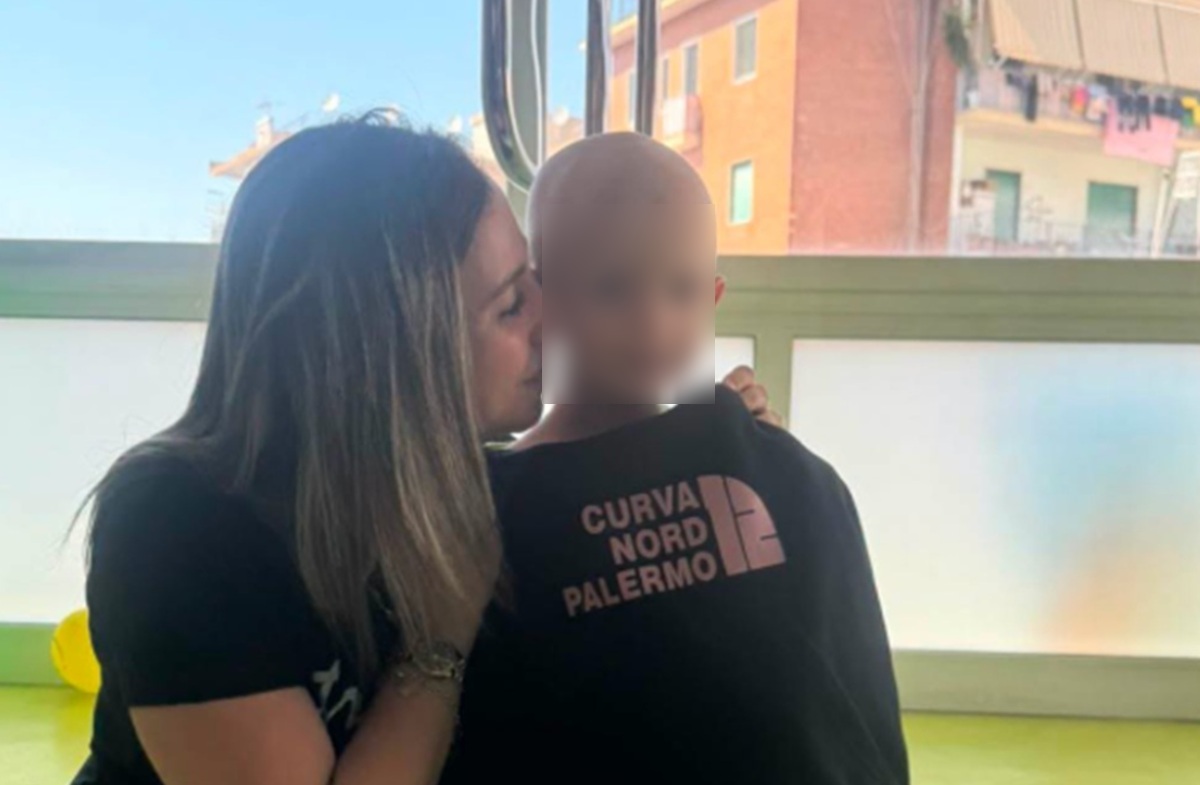 Un commosso pensiero alla piccola Alessia La Rosa durante il Festino, la mamma sul carro: “Grazie Palermo” Un commosso pensiero alla piccola Alessia La Rosa durante il Festino, la mamma sul carro: “Grazie Palermo”