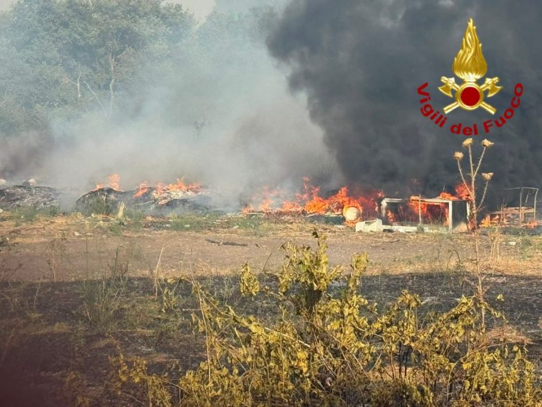 Catania brucia ancora: 50 incendi domati dai Vigili del Fuoco