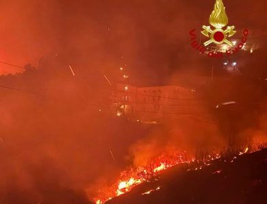 La Sicilia che non si volta dall’altra parte di fronte all’emergenza incendi, la petizione: “Chiediamo droni e IA per la prevenzione”