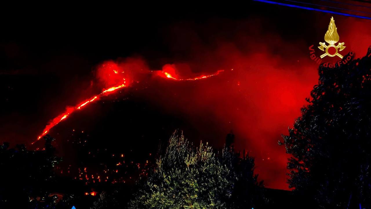 Incendi, ore di grande apprensione nell’Isola: resta lo stato di allerta sul Palermitano Incendi, ore di grande apprensione nell’Isola: resta lo stato di allerta sul Palermitano