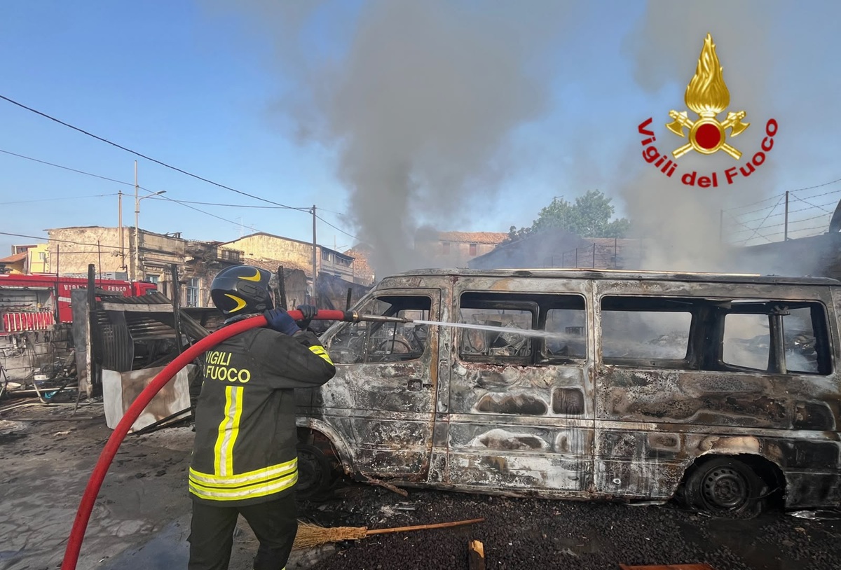 FOTO | Fumo denso e fiamme a pochi passi dal Faro Biscari di Catania: scatta l’intervento dei pompieri FOTO | Fumo denso e fiamme a pochi passi dal Faro Biscari di Catania: scatta l’intervento dei pompieri