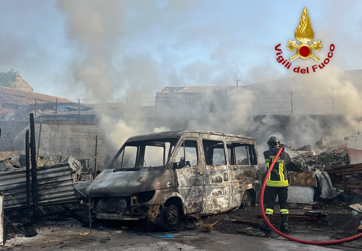 FOTO | Fumo denso e fiamme a pochi passi dal Faro Biscari di Catania: scatta l’intervento dei pompieri FOTO | Fumo denso e fiamme a pochi passi dal Faro Biscari di Catania: scatta l’intervento dei pompieri