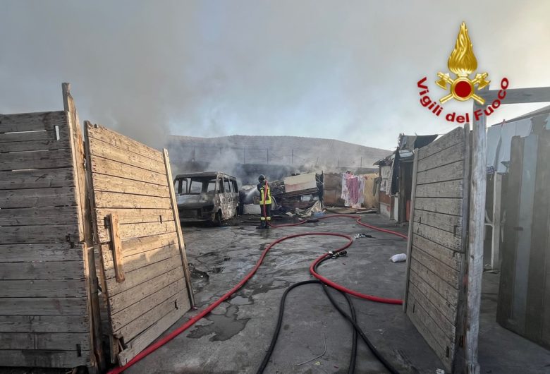 FOTO | Fumo denso e fiamme a pochi passi dal Faro Biscari di Catania: scatta l’intervento dei pompieri