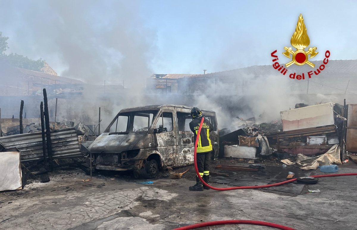 FOTO | Fumo denso e fiamme a pochi passi dal Faro Biscari di Catania: scatta l’intervento dei pompieri FOTO | Fumo denso e fiamme a pochi passi dal Faro Biscari di Catania: scatta l’intervento dei pompieri