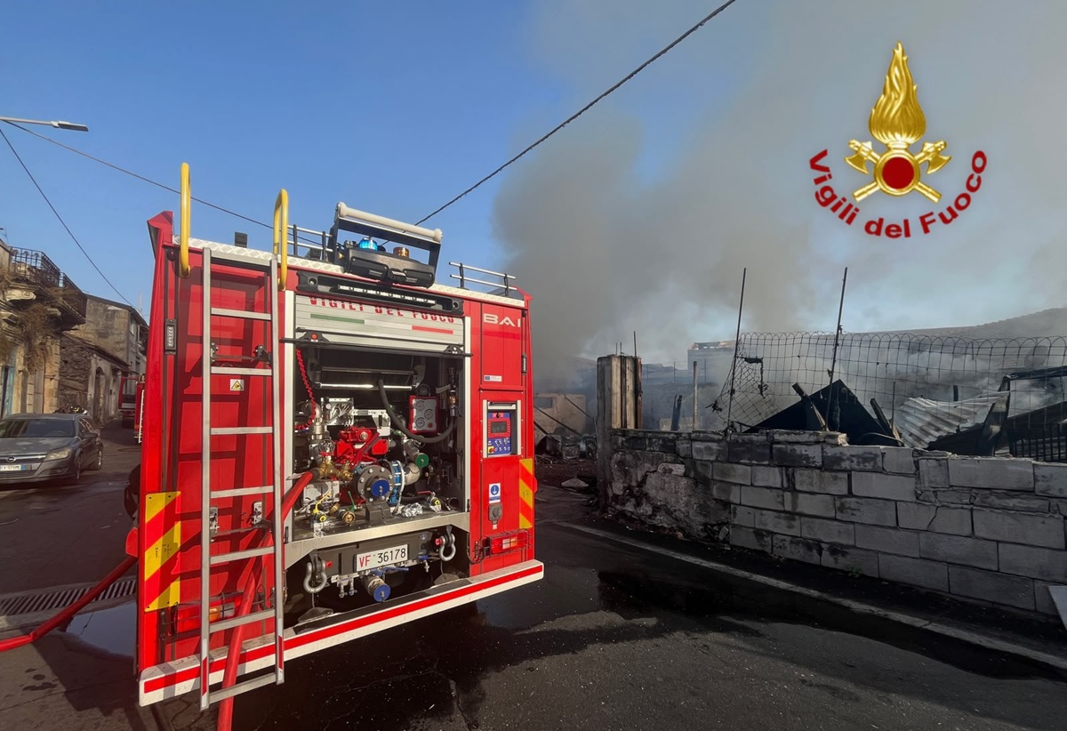 FOTO | Fumo denso e fiamme a pochi passi dal Faro Biscari di Catania: scatta l’intervento dei pompieri FOTO | Fumo denso e fiamme a pochi passi dal Faro Biscari di Catania: scatta l’intervento dei pompieri