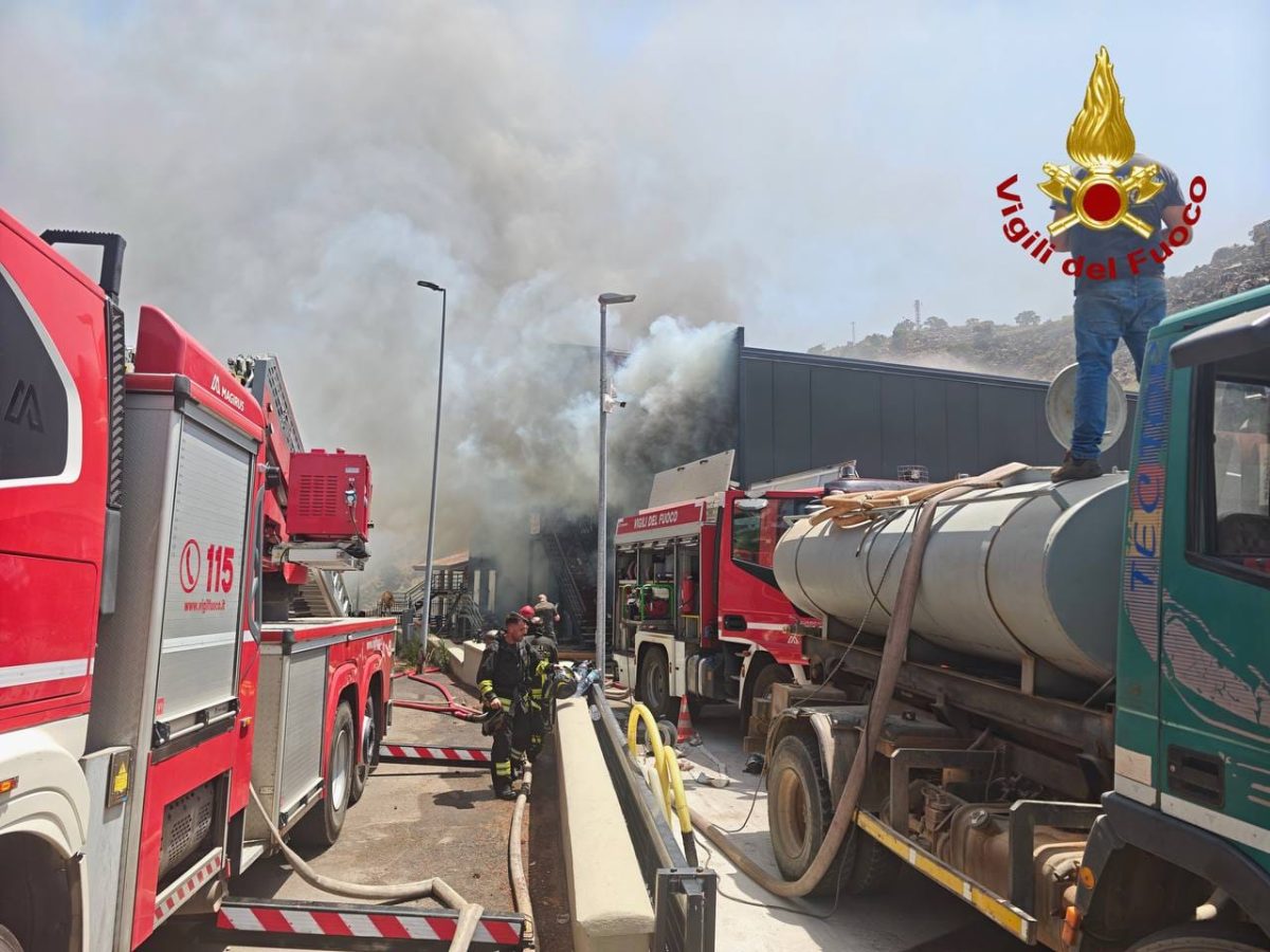 FOTO | Paura a Belmonte Mezzagno, grosso incendio in un negozio FOTO | Paura a Belmonte Mezzagno, grosso incendio in un negozio
