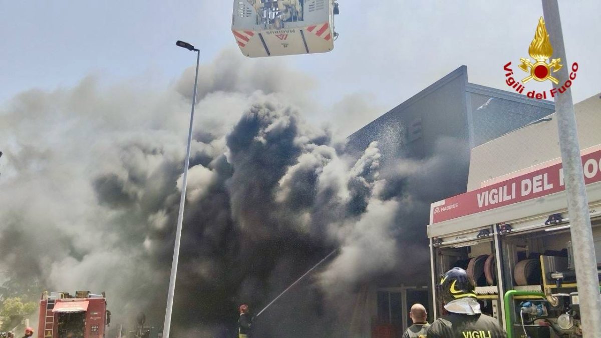 FOTO | Paura a Belmonte Mezzagno, grosso incendio in un negozio FOTO | Paura a Belmonte Mezzagno, grosso incendio in un negozio