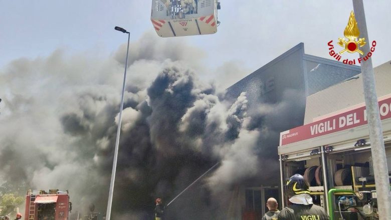FOTO | Paura a Belmonte Mezzagno, grosso incendio in un negozio