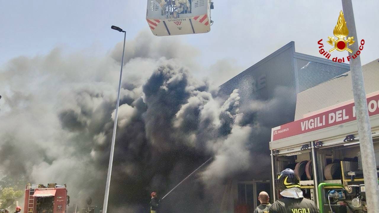FOTO | Paura a Belmonte Mezzagno, grosso incendio in un negozio FOTO | Paura a Belmonte Mezzagno, grosso incendio in un negozio