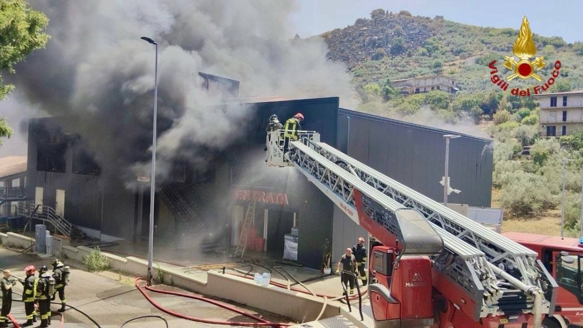 FOTO | Paura a Belmonte Mezzagno, grosso incendio in un negozio FOTO | Paura a Belmonte Mezzagno, grosso incendio in un negozio