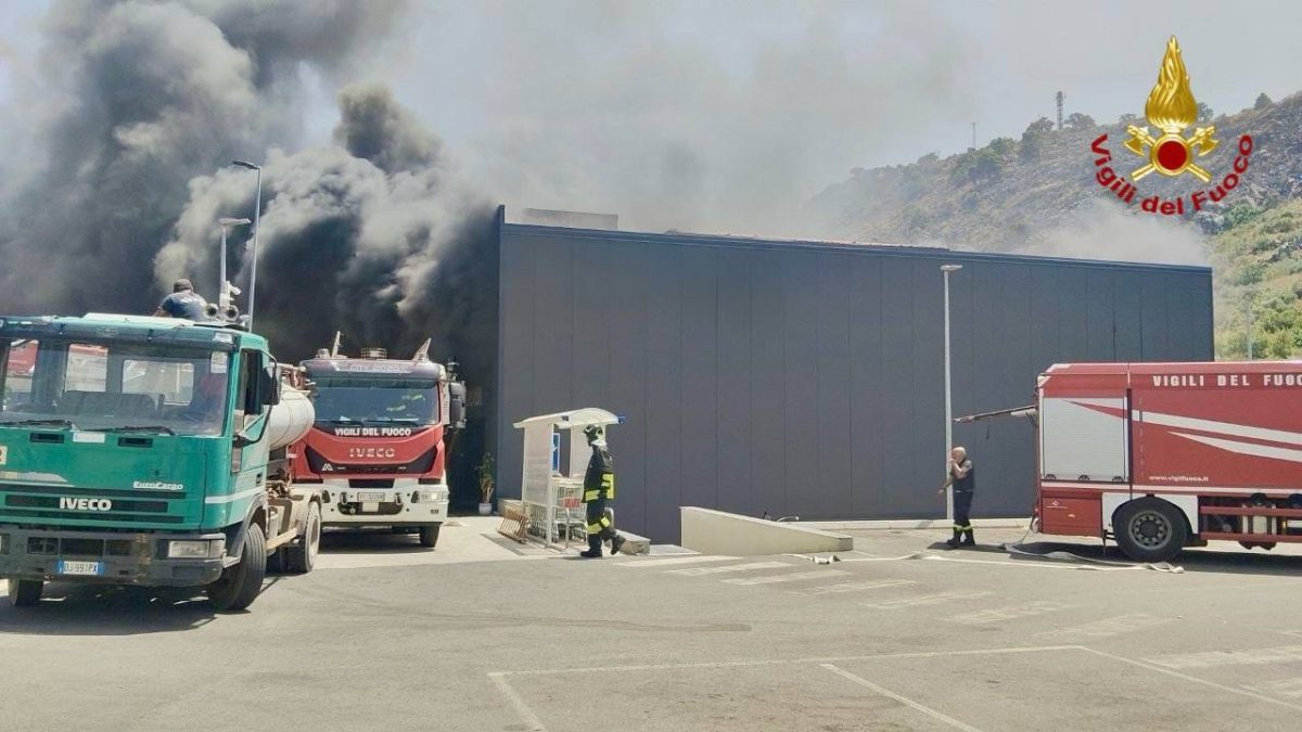 FOTO | Paura a Belmonte Mezzagno, grosso incendio in un negozio FOTO | Paura a Belmonte Mezzagno, grosso incendio in un negozio
