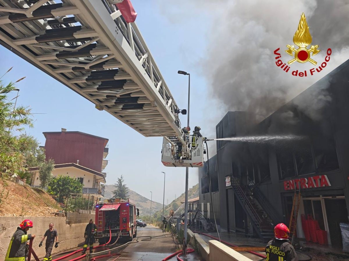 FOTO | Paura a Belmonte Mezzagno, grosso incendio in un negozio FOTO | Paura a Belmonte Mezzagno, grosso incendio in un negozio