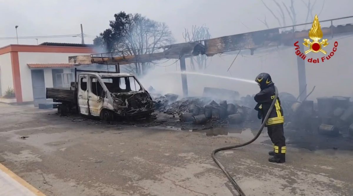 FOTO | Incendi in provincia di Palermo, vigili del fuoco in azione ma il vento rende difficile gli interventi aerei