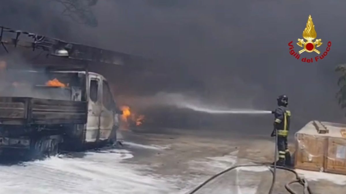 FOTO | Incendi in provincia di Palermo, vigili del fuoco in azione ma il vento rende difficile gli interventi aerei