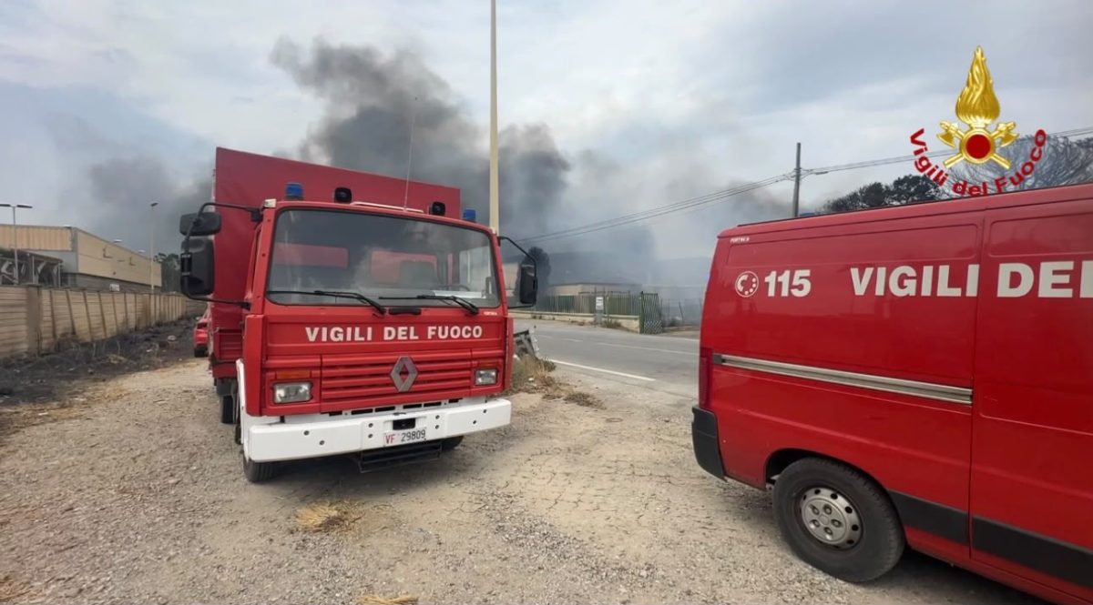 FOTO | Incendi in provincia di Palermo, vigili del fuoco in azione ma il vento rende difficile gli interventi aerei
