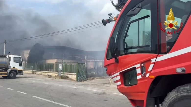 VIDEO | Incendio nell’area industriale di Termini Imerese, vigili del fuoco in azione
