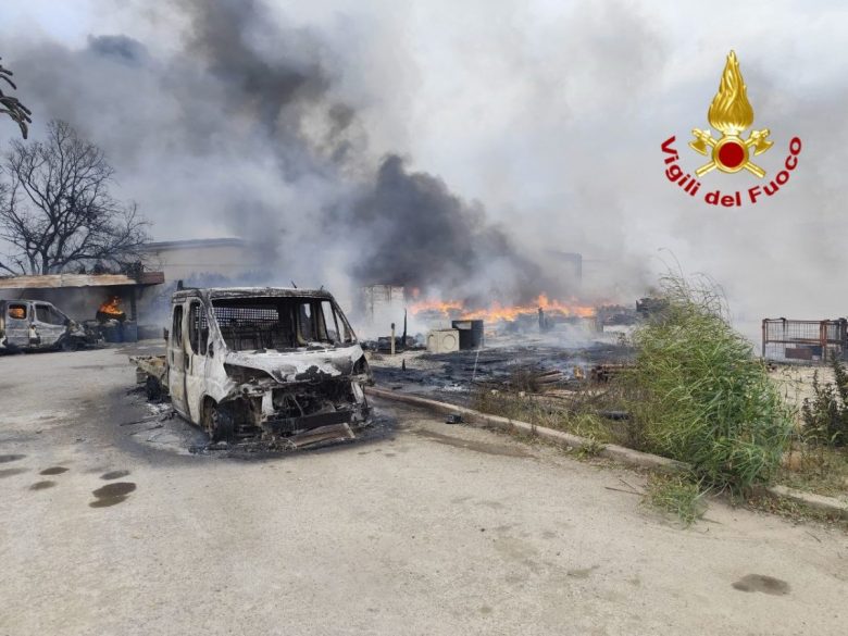FOTO | Incendi in provincia di Palermo, vigili del fuoco in azione ma il vento rende difficile gli interventi aerei