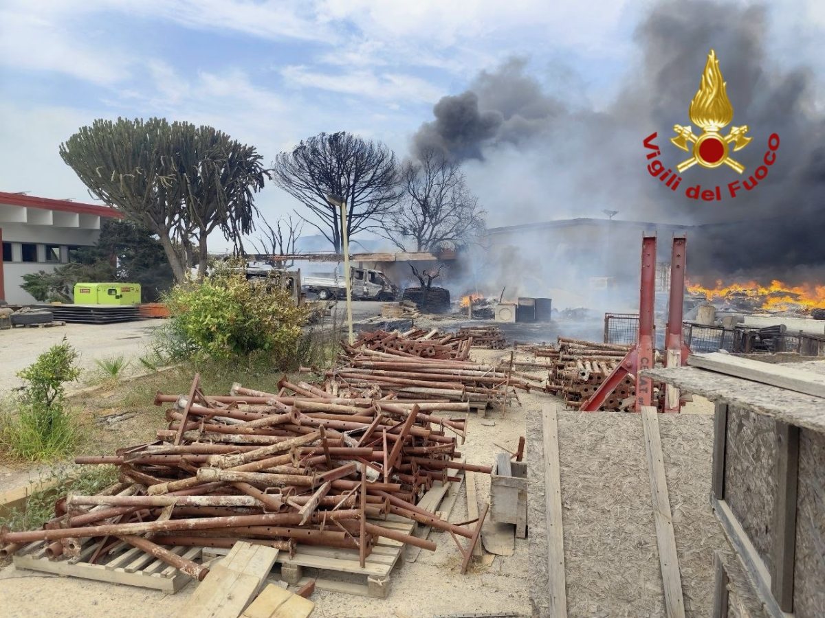 FOTO | Incendi in provincia di Palermo, vigili del fuoco in azione ma il vento rende difficile gli interventi aerei