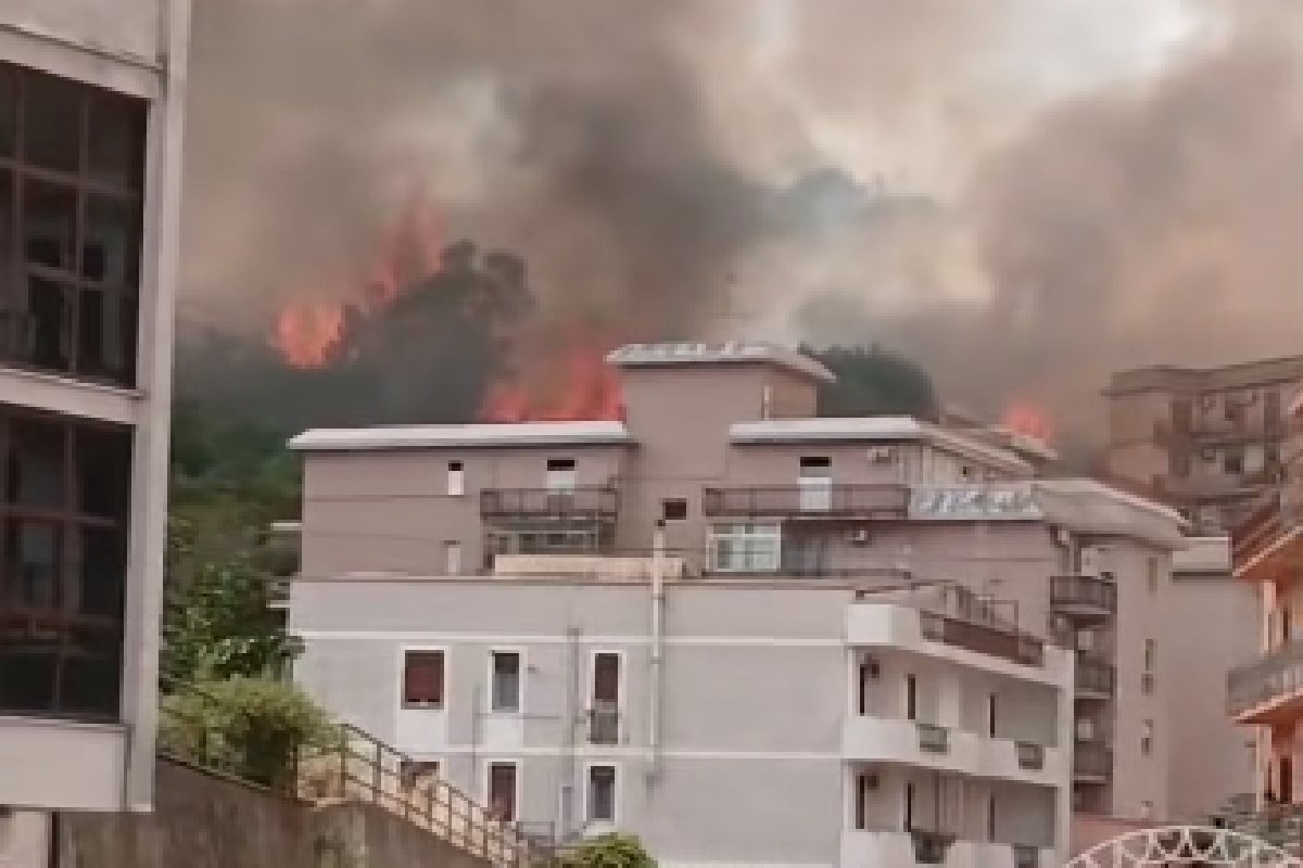 Paura a Torretta, scoppia incendio a ridosso delle case: evacuazioni in corso