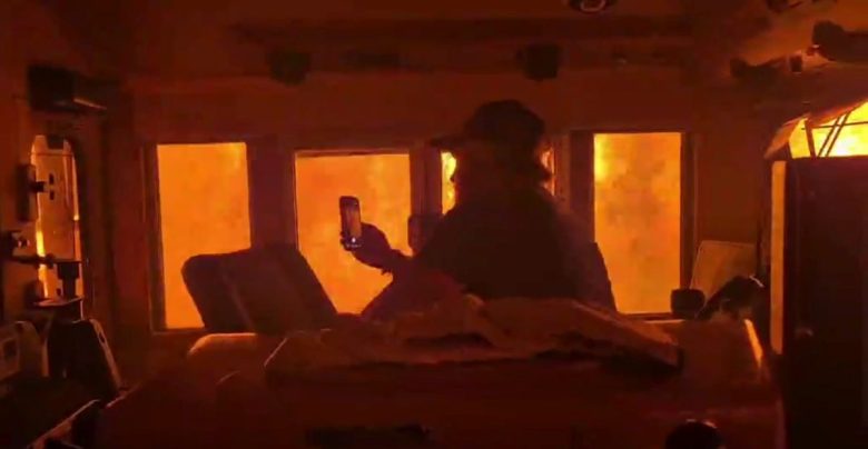 VIDEO | Inferno di fuoco attorno al treno, convoglio attraversa le fiamme