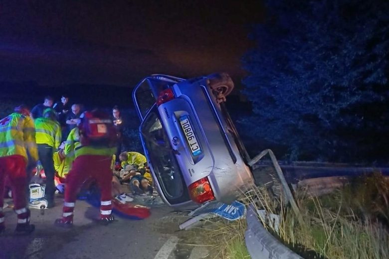 Auto fuori strada, l’impatto non lascia scampo a un 38enne: gravi i figli di 5 e 10 anni