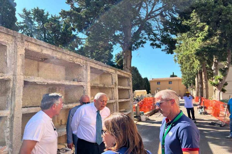 Palermo, abbattute le altre 34 tombe abusive al cimitero dei Rotoli