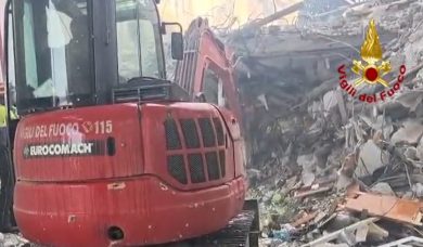 VIDEO | Crollo palazzina a Messina, recuperato un corpo: ancora cinque i dispersi