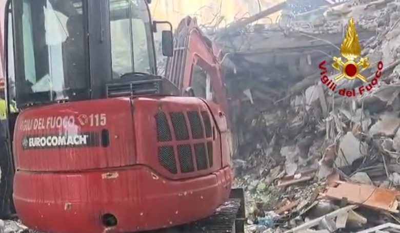 VIDEO | Crollo palazzina a Messina, recuperato un corpo: ancora cinque i dispersi