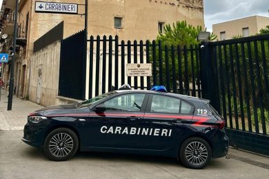“Inferno domestico” per cinque sorelle, dai calci alle umiliazioni continue: arrestati genitori a Palermo