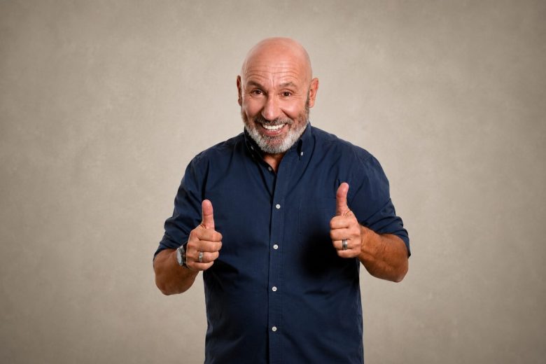 Maurizio Battista, quando la scena è terapia: “La mia comicità nasce dalla vita quotidiana”