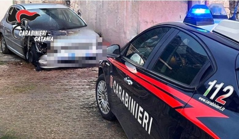 Minaccia di morte e dà alle fiamme l’auto della sorella: scatta l’arresto a Paternò