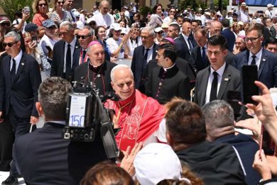 Accolto da 10mila persone, Papa Leone è a Lampedusa: “Non alzare muro invisibile tra naufraghi e vacanzieri”