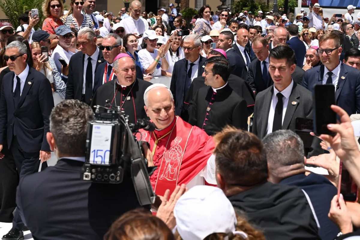 Accolto da 10mila persone, Papa Leone è a Lampedusa: “Il mondo di oggi e domani sia più umano per tutti”