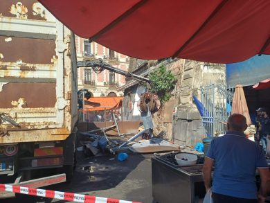 Lotta all’abusivismo, rimosse due strutture all’ingresso della Pescheria di Catania