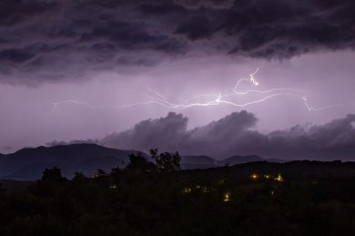 Meteo, in Sicilia previsti temporali e forti venti: è allerta gialla in tutta l’Isola ma il caldo non molla
