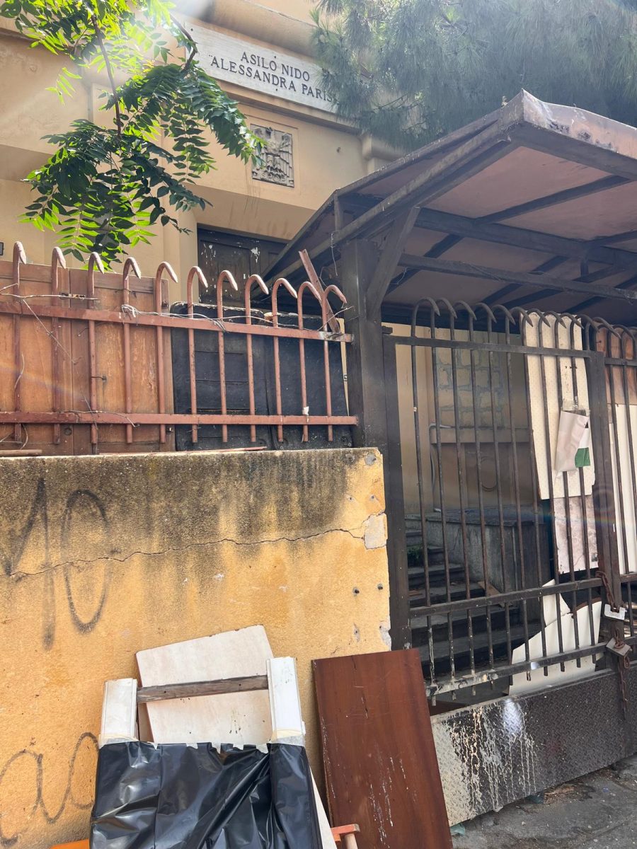 FOTO | Rifiuti accatastati davanti alla scuola e occasioni perse, le “promesse infrante” di Borgo Vecchio
