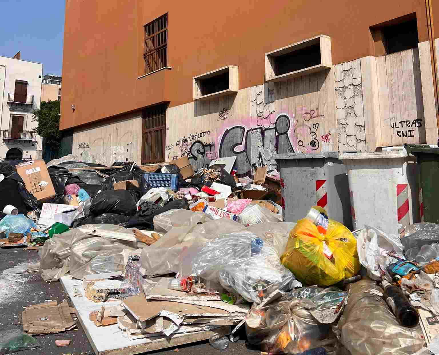 FOTO | Rifiuti accatastati davanti alla scuola e occasioni perse, le “promesse infrante” di Borgo Vecchio