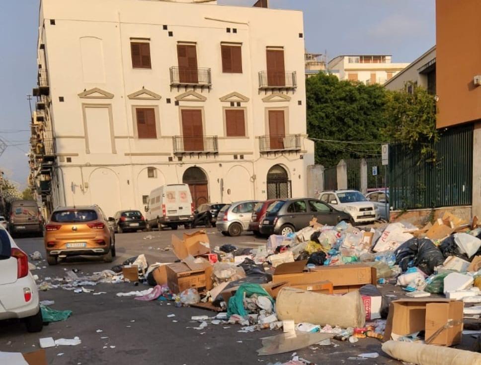 FOTO | Rifiuti accatastati davanti alla scuola e occasioni perse, le “promesse infrante” di Borgo Vecchio