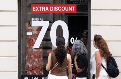 Saldi estivi al via con ribassi in tutta Italia, ma lo shopping è frenato dal caro-vita