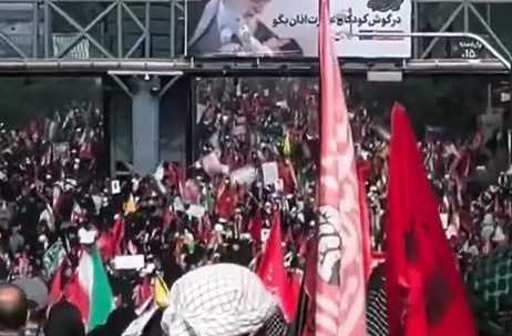VIDEO | Teheran, folla di iraniani ai funerali di Ali Khamenei
