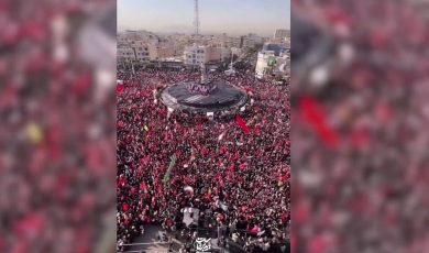 VIDEO | Teheran, folla di iraniani ai funerali di Ali Khamenei