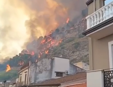 VIDEO | Brucia ancora Castronovo di Sicilia, “Siamo in trincea”: evacuate alcune abitazioni