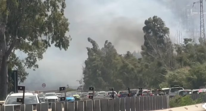 Incendio di vegetazione sull’A19, traffico bloccato in direzione Catania