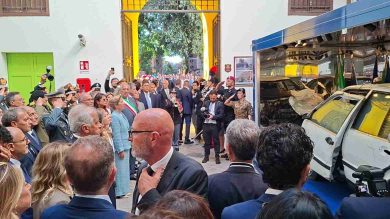 Meloni rende omaggio a Falcone e alle vittime della mafia: “Un’emozione tagliente”