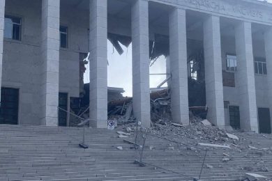 Crolla il tetto del tribunale, edificio squarciato: soccorsi sul posto