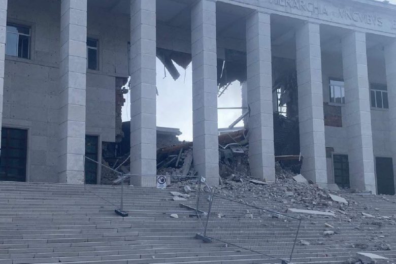 Crolla il tetto del tribunale, edificio squarciato: soccorsi sul posto