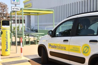 Poste Italiane per la mobilità sostenibile: oltre 3.200 le colonnine di ricarica già installate nei piccoli centri, 70 attive in Sicilia